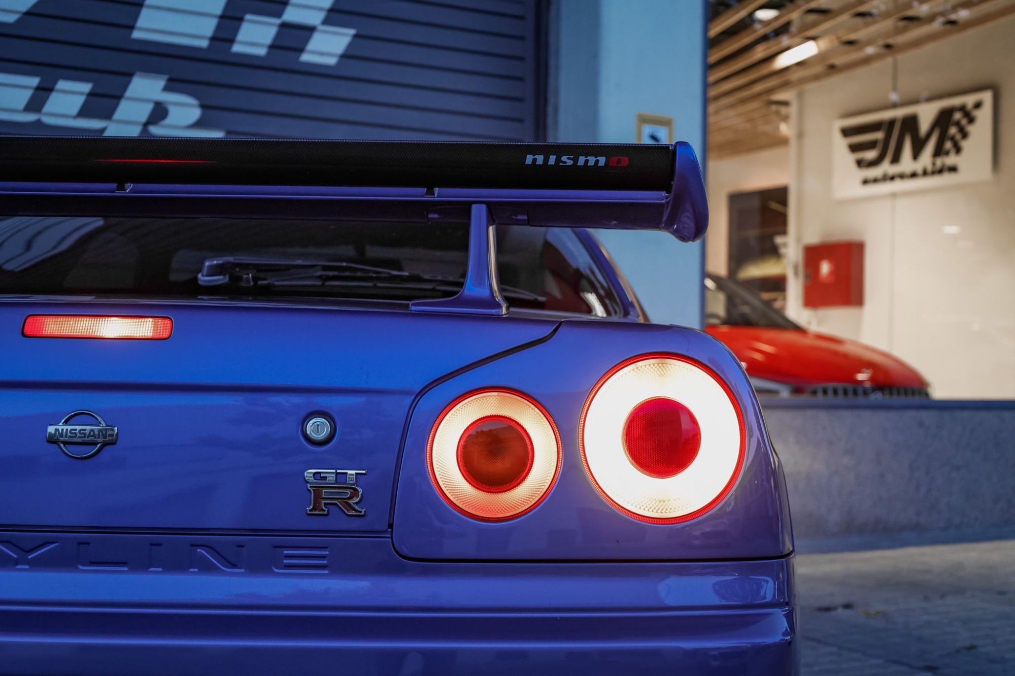 NISSAN SKYLINE GT-R R34 NISMO -CARBONO EXTERIOR VISIBLE-