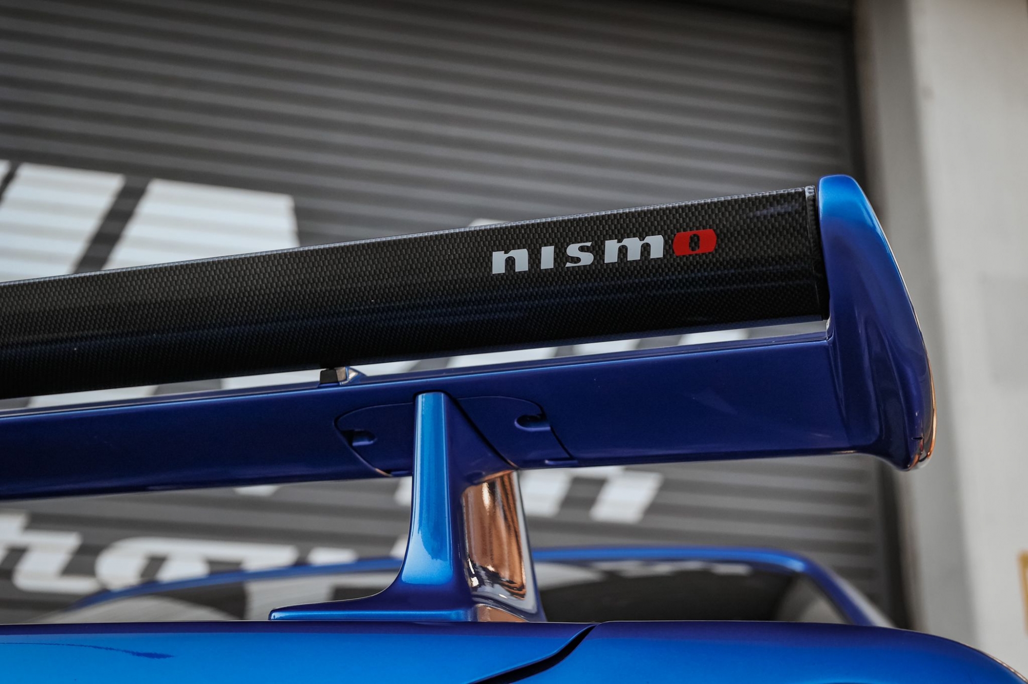 NISSAN SKYLINE GT-R R34 NISMO -CARBONO EXTERIOR VISIBLE-