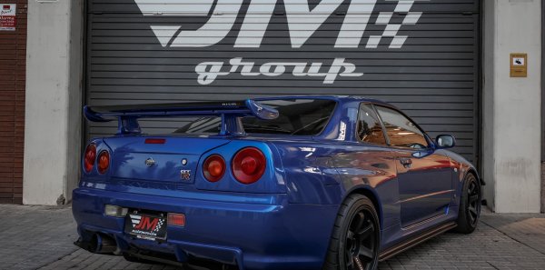 NISSAN SKYLINE GT-R R34 NISMO -CARBONO EXTERIOR VISIBLE-