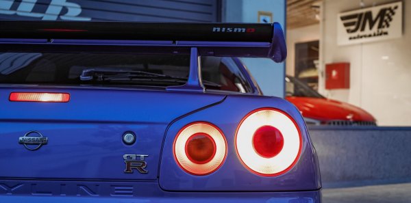 NISSAN SKYLINE GT-R R34 NISMO -CARBONO EXTERIOR VISIBLE-