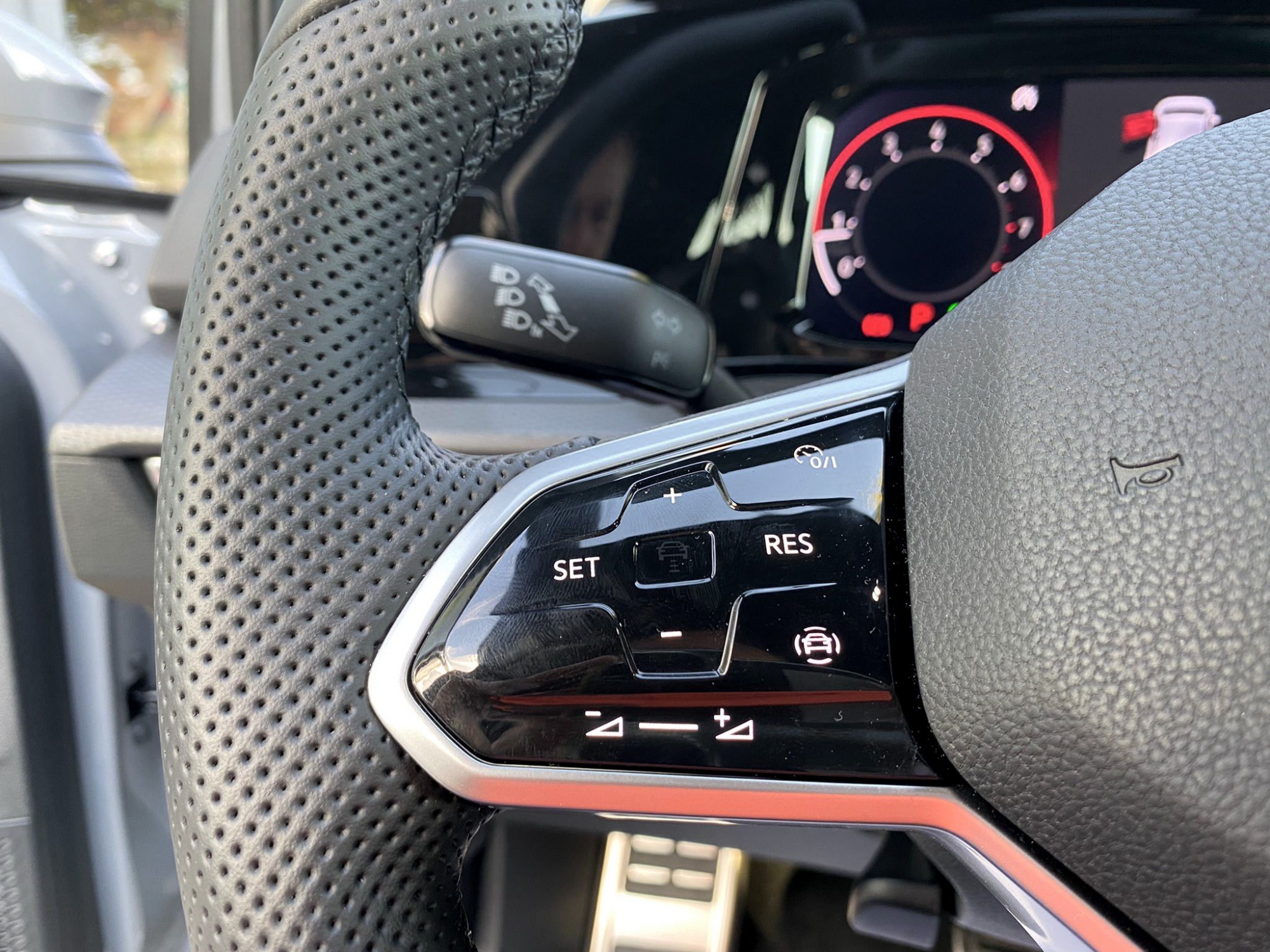 VOLKSWAGEN GOLF GTI MK8 DSG -COLOR GRIS DELFÍN-