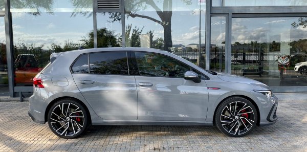 VOLKSWAGEN GOLF GTI MK8 DSG -COLOR GRIS DELFÍN-